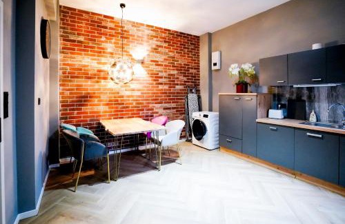 Hauptbahnhof Casa | J&JBermudaStay a Luxurious Double-Bedroom with a Private Bathroom and Shared Kitchen in Bochum Center-Bermuda3Eck