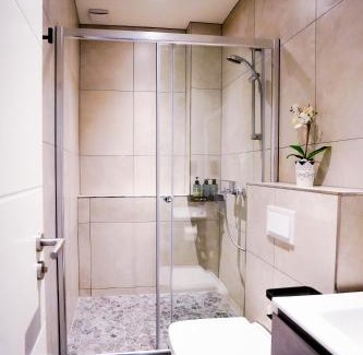 Hauptbahnhof Casa | J&JBermudaStay a Luxurious Double-Bedroom with a Private Bathroom and Shared Kitchen in Bochum Center-Bermuda3Eck