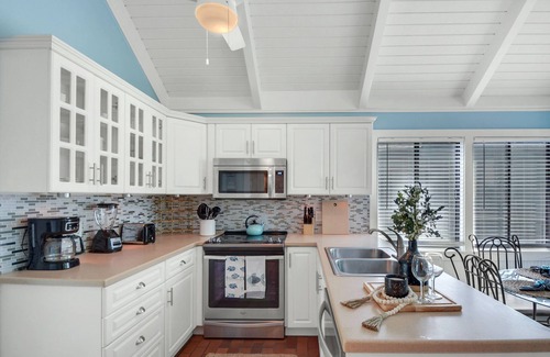 St. Simons Island Casa | J&R Island Retreat Renovated Home w/ Low Rates!