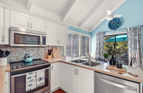 St. Simons Island Casa | J&R Island Retreat Renovated Home w/ Low Rates!