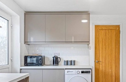 Wolverhampton Apartamento | J.R.R STAYS - WV12 3-bedroom, and Wi-Fi