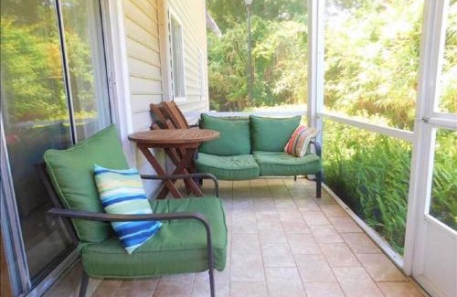 Demere Park Casa | J15 lovely village area condo sleeps 6 comfy very nicely furnished screened in porch
