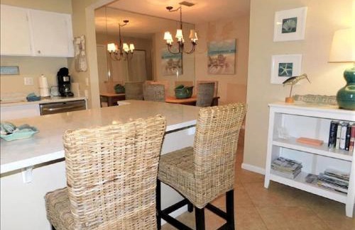 Demere Park Casa | J15 lovely village area condo sleeps 6 comfy very nicely furnished screened in porch