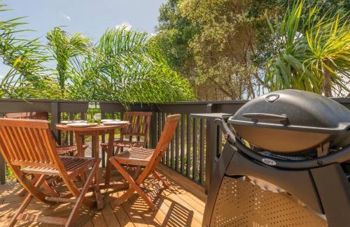 Whangamata Casa | Jacaranda Lodge - Whangamata Upstairs Unit