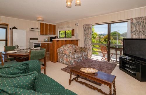 Whangamata Casa | Jacaranda Lodge - Whangamata Upstairs Unit