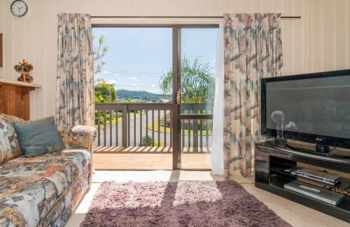 Whangamata Casa | Jacaranda Lodge - Whangamata Upstairs Unit