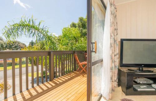 Whangamata Casa | Jacaranda Lodge - Whangamata Upstairs Unit