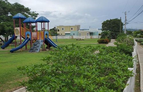 Spanish Town Apartamento | Jacaranda vacation home