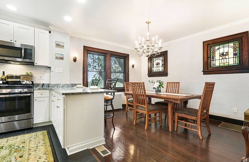 South Side Slopes Casa | Jackie's Hillside Charm - cozy, parking & glowing city view