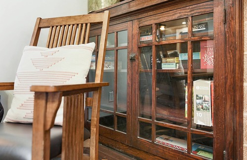 South Side Slopes Casa | Jackie's Hillside Charm - cozy, parking & glowing city view