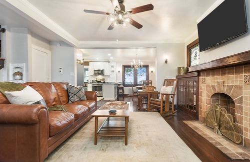 South Side Slopes Casa | Jackie's Hillside Charm - cozy, parking & glowing city view
