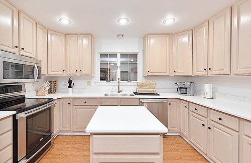 Covington Casa | Jackson River Estate Riverfront with Pool, Billiards, Games.