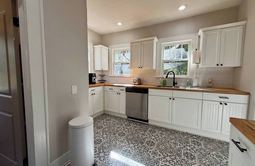 Riverside Casa | Jacksonville 2-BR Bungalow | Sauna & Dog-Friendly
