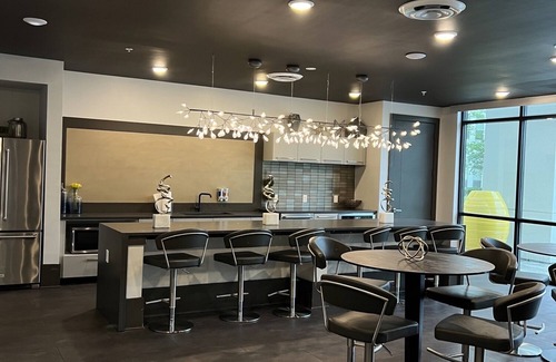 Deerwood Apartamento | Jacksonville Jewel: Luxe Getaway W/ 2 King Beds