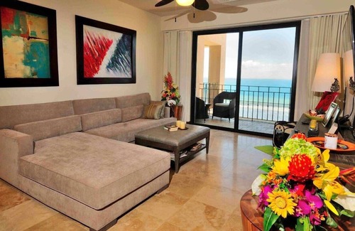 Barrio Los Faroles Condominio | Jaco Beach Front Condo in 5-star resort!
