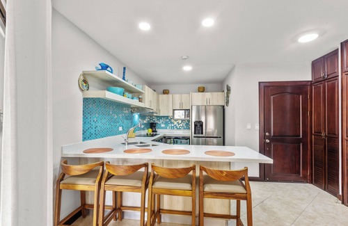 Barrio Los Faroles Condominio | Jaco Beachfront Elegance at Tres Regalos Pristine Views in Lovely Jacó Beach