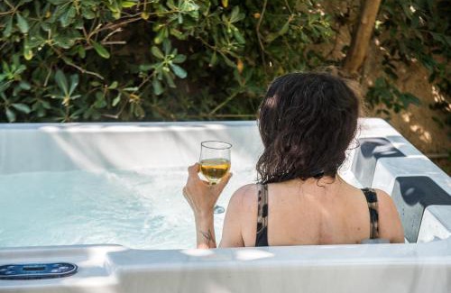 Nea Makri Casa | Jacuzzi Artistic Villa in Nea Makri