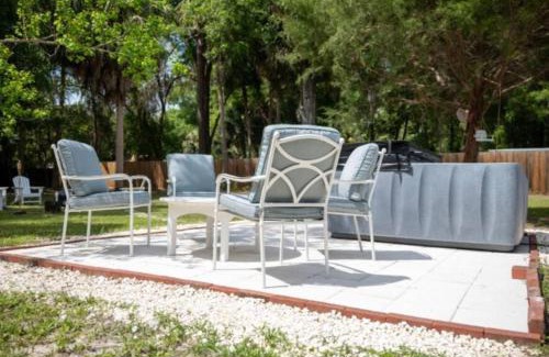 Crystal River Casa | Jacuzzi, Pool Table, Fire Pit, Ping Pong, close to downtown, 3 minutes to Kings Bay