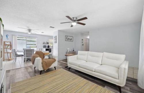 Crystal River Casa | Jacuzzi, Pool Table, Fire Pit, Ping Pong, close to downtown, 3 minutes to Kings Bay