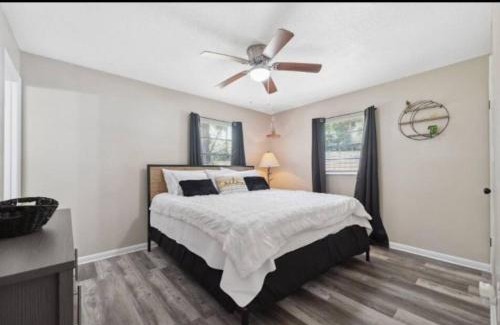 Crystal River Casa | Jacuzzi, Pool Table, Fire Pit, Ping Pong, close to downtown, 3 minutes to Kings Bay