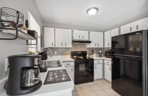 Crystal River Casa | Jacuzzi, Pool Table, Fire Pit, Ping Pong, close to downtown, 3 minutes to Kings Bay