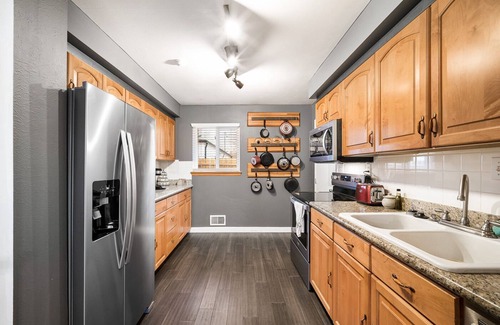 Applewood Villages Casa | Jacuzzi Ranch in West Denver. Quiet Neighborhood. Red Rocks, Golden, Denver.