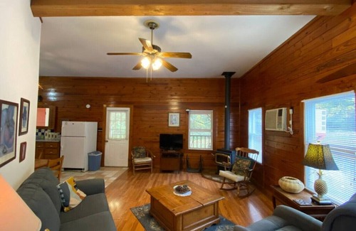 Eureka Springs Cabina | Jacuzzi Tub Secluded Cabin w/ Pond Downtown 3 mi
