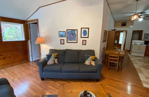 Eureka Springs Cabina | Jacuzzi Tub Secluded Cabin w/ Pond Downtown 3 mi