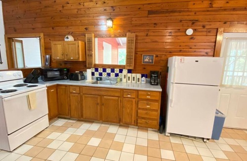 Eureka Springs Cabina | Jacuzzi Tub Secluded Cabin w/ Pond Downtown 3 mi