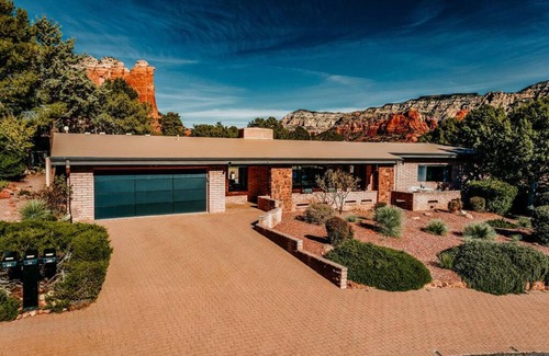 West Sedona Casa | Jacuzzi, Walk to Trails, Stunning Views, Mid-Century Modern,Pool