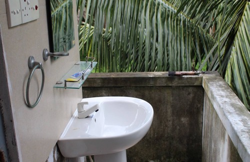 Jaffna Cabina | Jaffna Travel & Guest Inn: 2 AC Bedroom first floor AC house with free parking