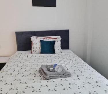 Staple Hill Apartamento | jAH LODGE BRSITOL BIG HOUSE STAY FREE PARKING 20 PERCENT OFF WEEKLY MONTHLY STAY BUSINESS CONTRACTOR STUDENTS RELOCATIONS 5BED