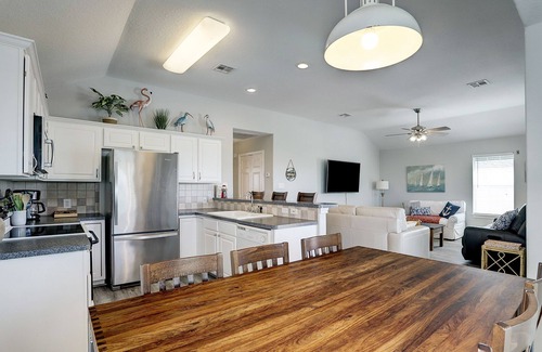 Jamaica Beach Casa | Jamaica Beach Waterfront Home! w/ Paddleboards, Kayak, Pedal Boat, Fishing Gears