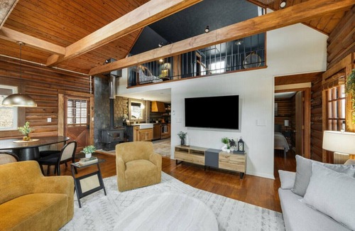 Lynchburg Apartamento | Gorgeous Renovated Cabin on James River | Hot Tub