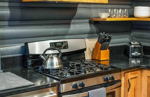 Lynchburg Apartamento | Gorgeous Renovated Cabin on James River | Hot Tub