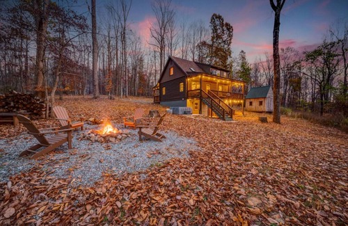 Lynchburg Apartamento | Gorgeous Renovated Cabin on James River | Hot Tub
