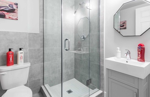 Central Hamilton Apartamento | James St Apartment with Queen sized bed