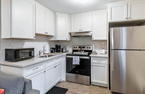 Central Hamilton Apartamento | James St Apartment with Queen sized bed