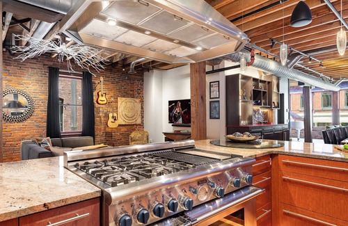 Downtown Nashville Cabaña | Jamloft - Printers Alley - Walk to Broadway