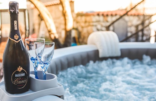 Termini Apartamento | Jamm Suite - Patio with BBQ & hot tub