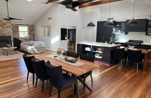 Oakdale Otro | JAMS Lodge - Farm, Pool, Spa, Cinema, Bush and Fun