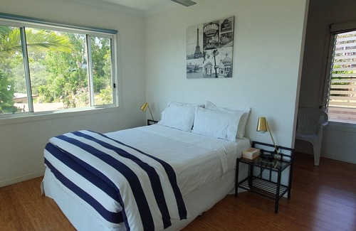 Barney Point Apartamento | Se aceptan mascotas, totalmente amueblado, con vistas al puerto y brisa marina.