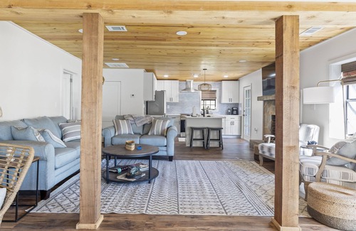 Eclectic Casa | Janmother's Cabin, easy walk to The Social on Lake Martin, Castaway Island