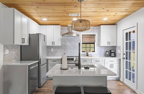 Eclectic Casa | Janmother's Cabin, easy walk to The Social on Lake Martin, Castaway Island