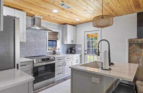 Eclectic Casa | Janmother's Cabin, easy walk to The Social on Lake Martin, Castaway Island