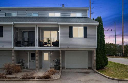 Traverse City Casa | Japandi, 3BD Townhome Near Downtown, Beach and Wineries
