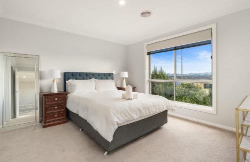 Bletchington Casa | Japonica Dream - Modern Family Home Free Wifi