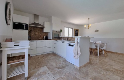 Saint-Quentin-la-Poterie Villa | Jardin d'Uzès walking distance village