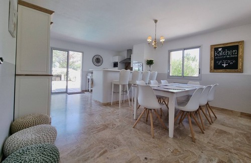 Saint-Quentin-la-Poterie Villa | Jardin d'Uzès walking distance village