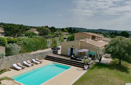 Saint-Quentin-la-Poterie Villa | Jardin d'Uzès walking distance village